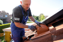 Handwerker verlegt Solar-Dachziegel.