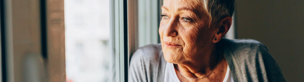 Frau schaut aus dem Fenster